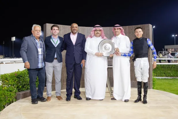 الأمير عبد العزيز بن أحمد مع مسؤولي نادي الخيل العربية بالطائف خلال تتويج جواده الفائز (الشرق الأوسط)