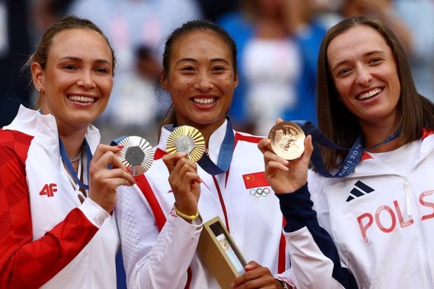 Paris 2024 Olympics - Tennis - Women's Singles Victory Ceremony - Roland-Garros Stadium, Paris, France - August 03, 2024. Gold medalist Qinwen Zheng of China, silver medalist Donna Vekic of Croatia and bronze medalist Iga Swiatek of Poland pose with their medals. (Reuters)