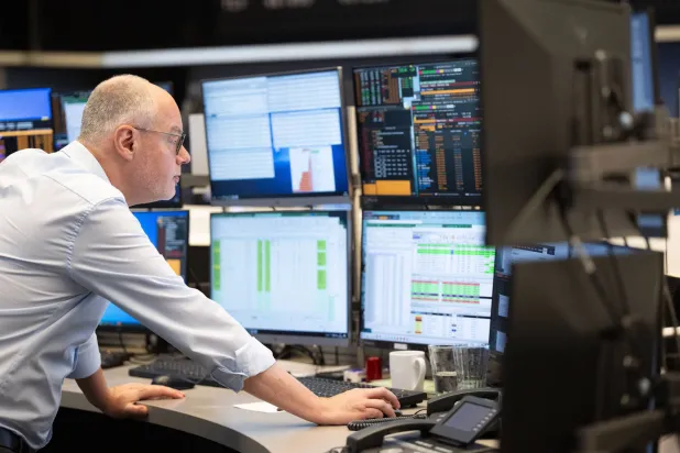 يتابع المتداولون تطورات الأسعار على الشاشات في بورصة فرنكفورت (د.ب.أ)