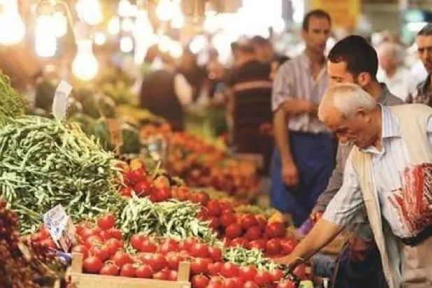 مواطنون يشترون الخضراوات في سوق بمدينة إسطنبول (رويترز)