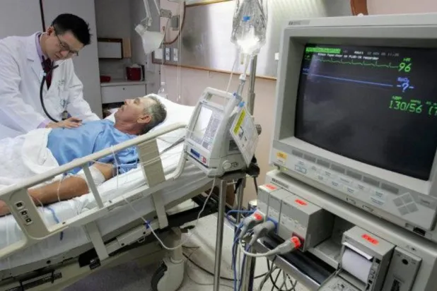 مريض مصاب بنوبة قلبية (أ.ف.ب)
