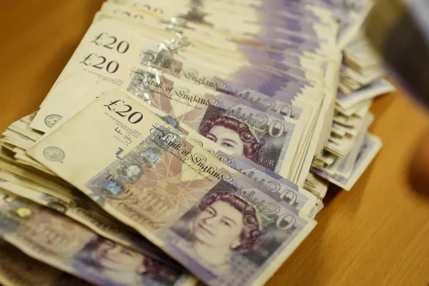 أوراق نقد بالجنيه الإسترليني البريطاني في مقر شركة «موني سيرفيس أوستريا» بفيينا (رويترز)