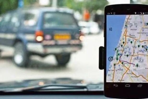 الأصوات النسائية في أجهزة الـ«جي بي إس» قد تدفع الرجال إلى المخاطرة أكثر في أثناء القيادة (رويترز)