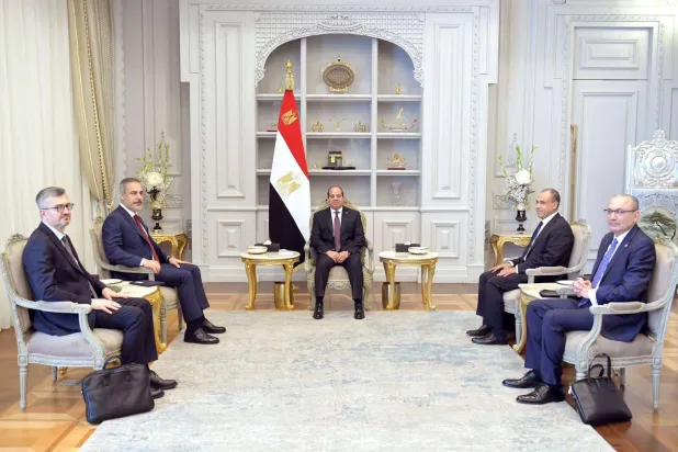 الرئيس السيسي اليوم خلال استقباله هاكان فيدان وزير خارجية تركيا والوفد المرافق له في القاهرة (الرئاسة المصرية- فيسبوك)