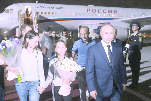 بوتين أثناء استقباله مواطنين روسيين في موسكو 1 أغسطس بعد إتمام صفقة التبادل (إ.ب.أ)