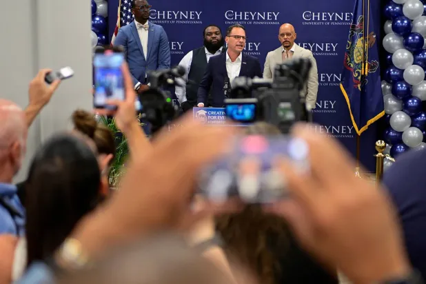 حاكم بنسلفانيا جوش شابيرو يرد على الأسئلة خلال حفل بجامعة تشيني في بنسلفانيا (رويترز)