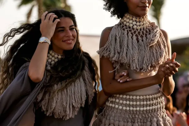 المصممة السعودية تالة أبو خالد مع إحدى العارضات خلال عرضها الأول (الشرق الأوسط)