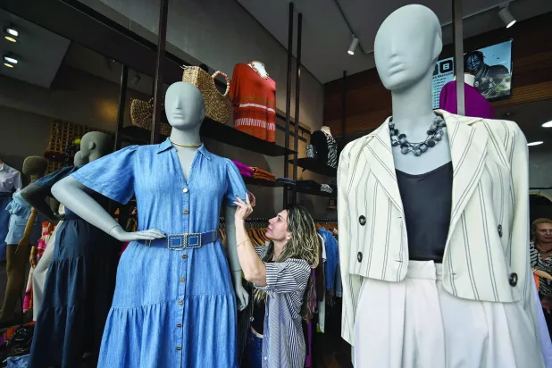 تتعرض النساء لضغوط كبيرة من وسائل الإعلام ليكنّ نحيفات (أ.ف.ب)