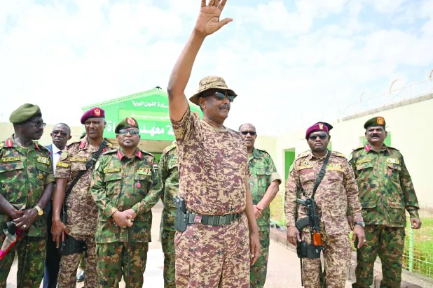 البرهان يحيي ضباط الجيش بقاعدة جبيت العسكرية (شرق) (أ.ف.ب)