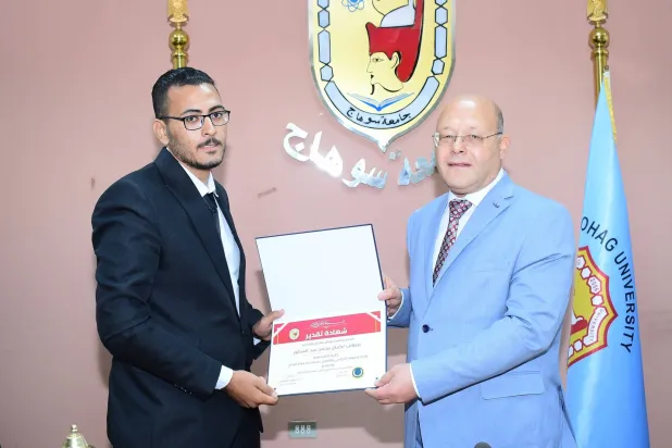 تكريم خريج الهندسة بائع التين الشوكي في جامعة سوهاج (جامعة سوهاج)