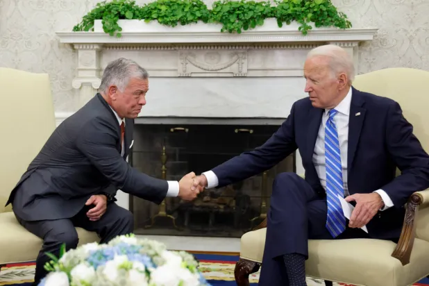 الرئيس الأميركي جو بايدن يصافح العاهل الأردني الملك عبد الله الثاني في المكتب البيضاوي بالبيت الأبيض في واشنطن بالولايات المتحدة في 19 يوليو 2021 (رويترز)