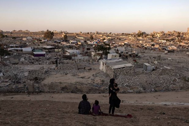 Internally displaced Palestinians at a makeshift camp built among the rubble in Khan Younis, southern Gaza Strip, 03 August 2024. (EPA)