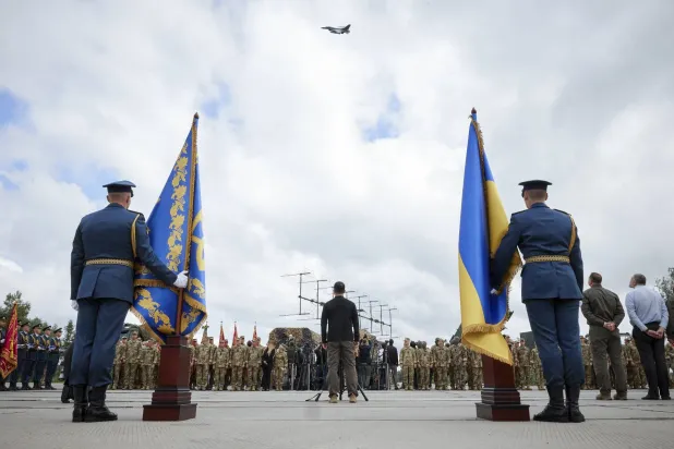 الرئيس الأوكراني فولوديمير زيلينسكي يتحدث إلى عسكريين خلال حفل لإحياء يوم القوات الجوية للقوات المسلحة الأوكرانية في مكان غير معلوم بأوكرانيا في 4 أغسطس 2024 (إ.ب.أ)