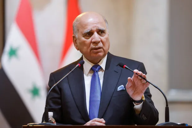 وزير الخارجية العراقي فؤاد حسين يتحدث في أثناء مشاركته بمؤتمر صحافي في بغداد بالعراق في 4 يونيو 2023 (رويترز)