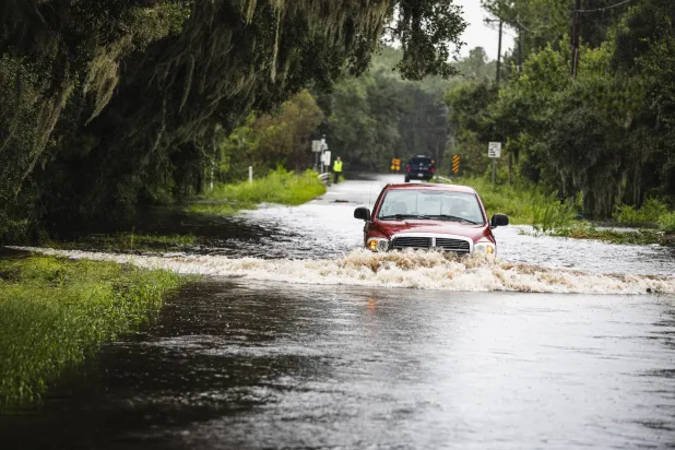 ارتفاع منسوب المياه جراء العاصفة الاستوائية «ديبي» (د.ب.أ)