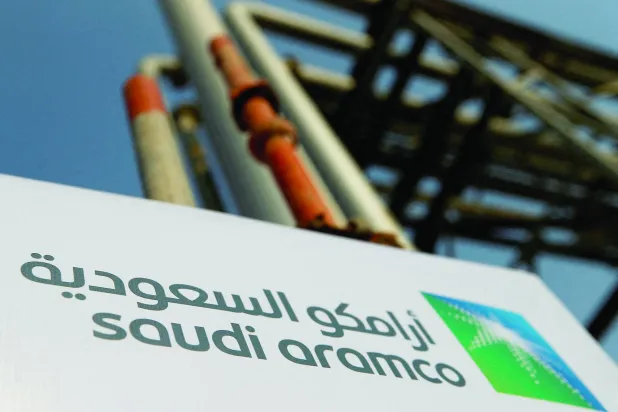 شعار «أرامكو السعودية» في منشأة نفطية في مدينة بقيق (رويترز)