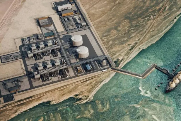 سفينة غاز مسال ترسو في محطة تموين الغاز الطبيعي تابعة لشركة «أدنوك» (وام)