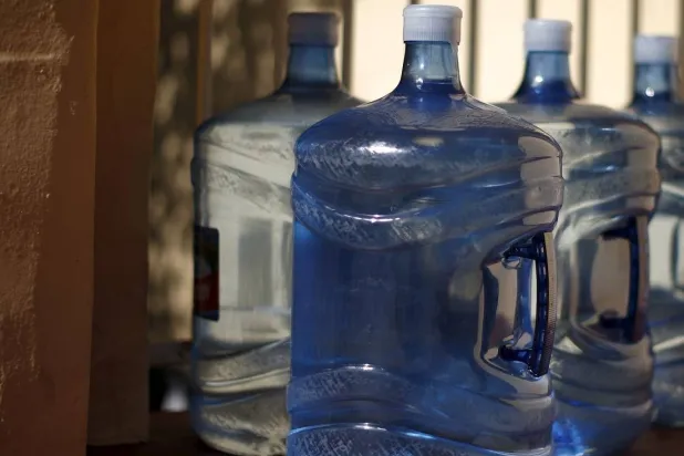 الشرب من الزجاجات البلاستيكية قد يرفع من ضغط الدم (رويترز)