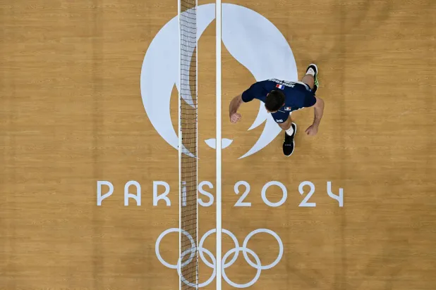 ملعب يُظهر شعار أولمبياد باريس 2024 (أ.ف.ب)