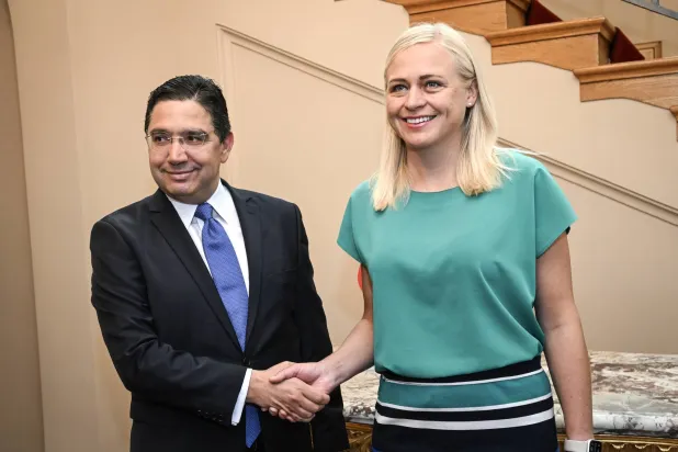 وزيرة الشؤون الخارجية الفنلندية إلينا فالطونين مستقبلة نظيرها المغربي ناصر بوريطة في هلسنكي (إ.ب.أ)