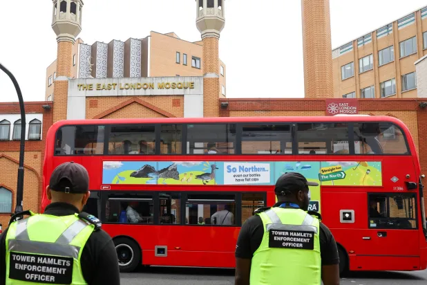 رجلا شرطة يحرسان مسجداً شرق لندن الاثنين (رويترز)