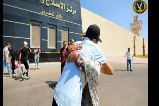 أم مصرية تحتضن نجلها عقب الإفراج عنه من أحد مراكز الإصلاح (وزارة الداخلية المصرية)