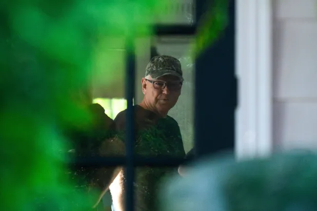 حاكم مينيسوتا تيم والز يستعد لمغادرة مقر الحاكمية في مينيسوتا بعد تسميته مرشحاً لمنصب نائب الرئيس على بطاقة الديمقراطيين للانتخابات مع كامالا هاريس (أ.ف.ب)