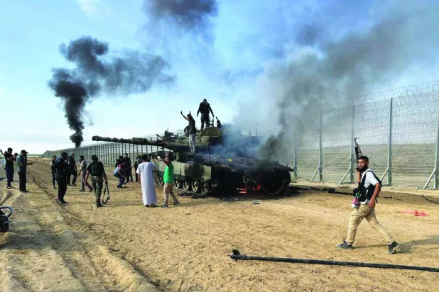 «حماس» تحرق دبابة إسرائيلية في 7 أكتوبر الماضي (رويترز)