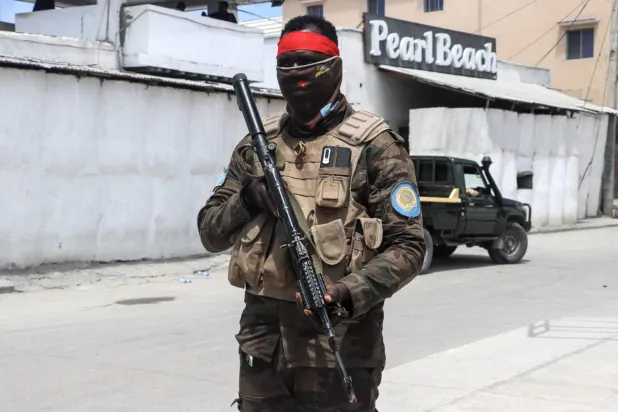 Somali polisi, uzun süredir uygulanan peçe yasağı kapsamında sahil kenti Kismayo'da yüzlerce kadının peçesini çıkarttırıyor. (EPA)