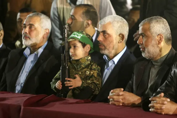 یحیی السنوار (وسط) رهبر جدید «حماس» (فرانس پرس) 