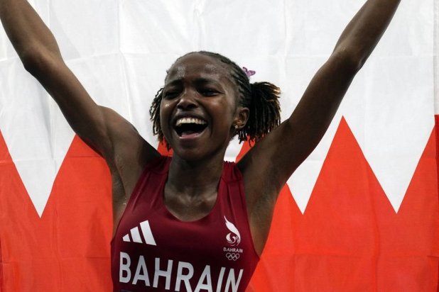  Winfred Yavi, of Bahrain, celebrates with her national flag after winning the gold medal in the women's 3,000 meters steeplechase final at the 2024 Summer Olympics, Tuesday, Aug. 6, 2024, in Saint-Denis, France. (AP) 