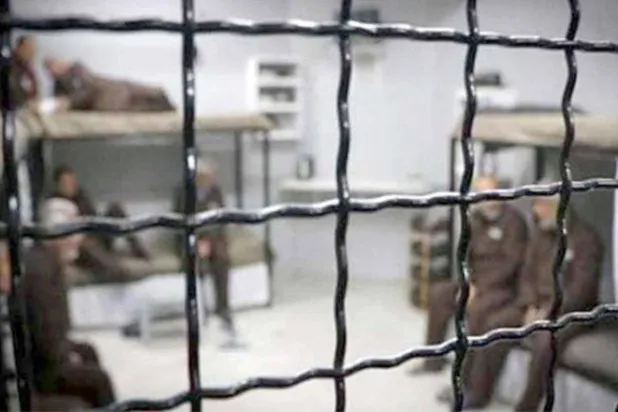 أسرى في زنزانة إسرائيلية (أرشيفية من وكالة «وفا» الفلسطينية)