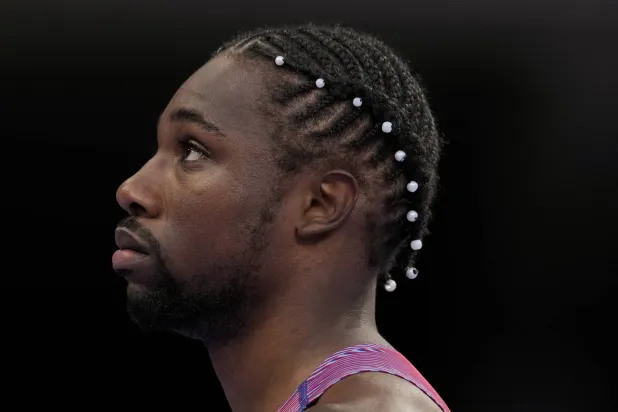 اهتمامه بالموضة واضح من تسريحته التي أصبحت بمثابة ماركته المسجلة (أ.ب)