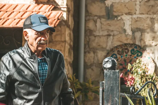 الفنان أيمن زيدان مؤلفاً ومخرجاً لـ«أيام الرصاص» في أحد المشاهد بالفيلم (الشرق الأوسط)