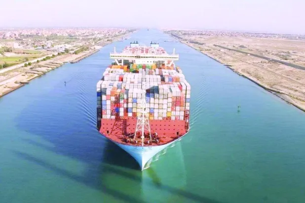 سفينة تحمل حاويات تمر عبر قناة السويس المصرية (الموقع الإلكتروني لهيئة قناة السويس)