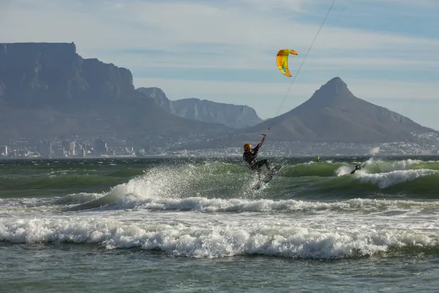يمكن ممارسة العديد من الهوايات المائية في كيب تاون (نيويورك تايمز)