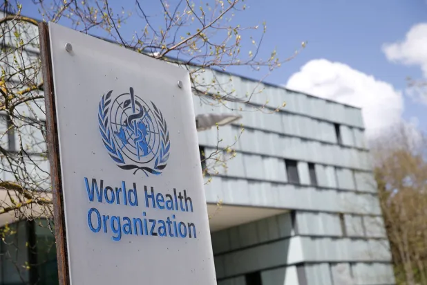 شعار منظمة الصحة العالمية خارج مبنى المنظمة في جنيف بسويسرا 6 أبريل 2021 (رويترز)
