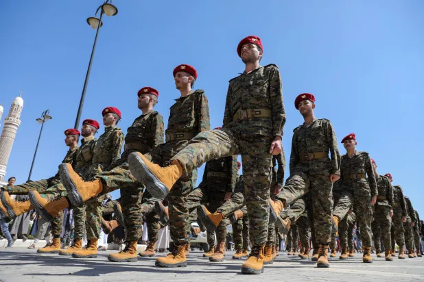 مسلحون حوثيون يسيرون خلال موكب جنازة لمقاتلين حوثيين قُتلوا في معارك ضد القوات الحكومية في محافظة مأرب في صنعاء في 17 فبراير 2021 (رويترز)