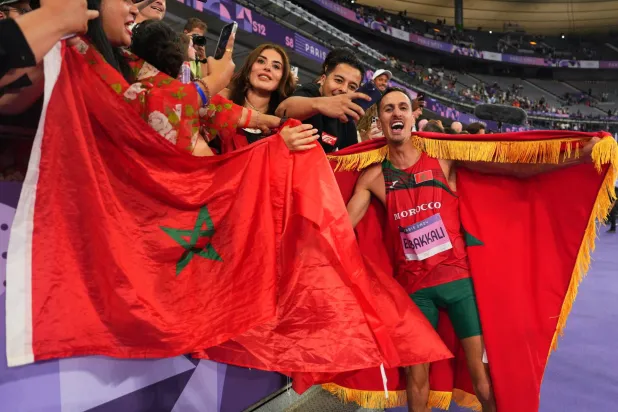 النجم المغربي يحتفل مع أصدقائه عقب الفوز (رويترز)