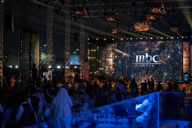 شاشة يظهر بها شعار «إم بي سي» في أثناء افتتاح المقر الرئيسي للشركة بالرياض (واس)