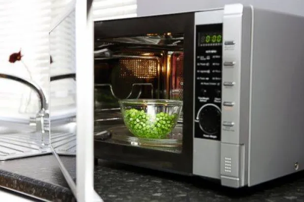 وجد الباحثون 747 مجموعة مختلفة من البكتيريا داخل أجهزة المايكروويف المنزلية (أرشيفية)