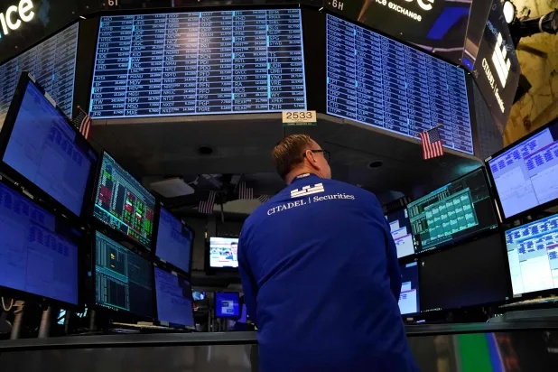 متداول يعمل في بورصة نيويورك (أ.ف.ب)