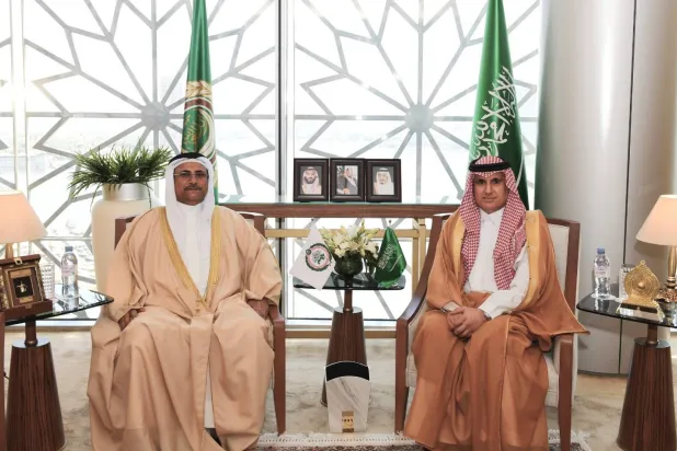 السفير عبد العزيز المطر يستقبل عادل العسومي في القاهرة (حساب الوفد السعودي على إكس)  