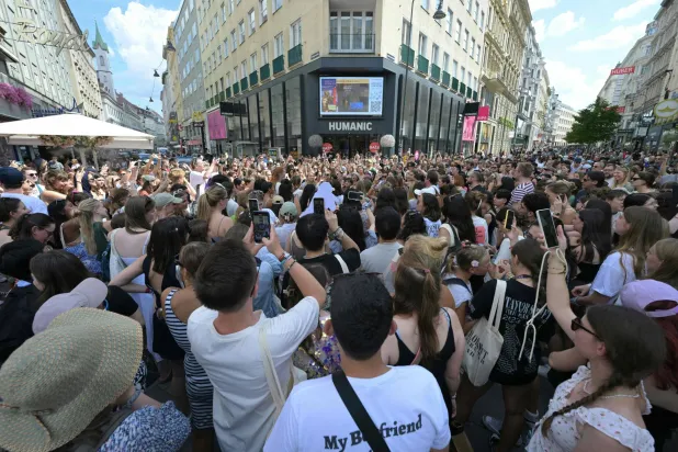 عشاق المغنية الأمريكية تايلور سويفت يجتمعون في فيينا بالنمسا في 8 أغسطس 2024 بعد إلغاء حفلات النجمة في اللحظة الأخيرة (أ.ف.ب)