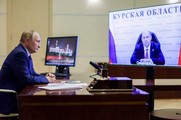 Rusya Devlet Başkanı Vladimir Putin, perşembe günü Kursk Bölgesi Vali Vekili Aleksey Smirnov ile yaptığı görüntülü görüşmede (AFP)