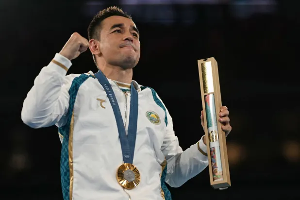 دوسماتوف لدى تتويجه بالذهبية (أ.ف.ب)