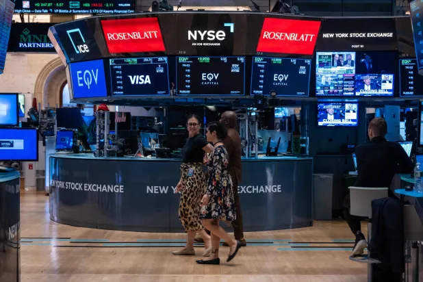 يعمل المتداولون في بورصة نيويورك للأوراق المالية (أ.ف.ب)