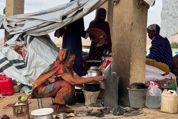 عائلات نازحة بسبب تقدم قوات الدعم السريع في ولايتي الجزيرة وسنار بالسودان تلجأ إلى موقع عمر بن الخطاب للنازحين بولاية كسلا بالسودان في 10 يوليو 2024 (رويترز)