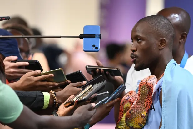 ليتسيلي تيبوغو يتحدث لوسائل الإعلام العالمية عقب فوزه المثير (أ.ف.ب)