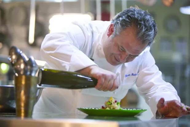 الشيف حديد في مطبخه يحضّر أطباقه اللذيذة (الشيف حديد - «إنستغرام»)